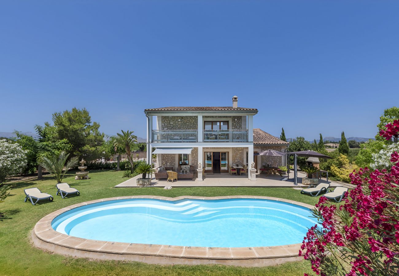 Villa with huge swimming pool, beautiful and private garden